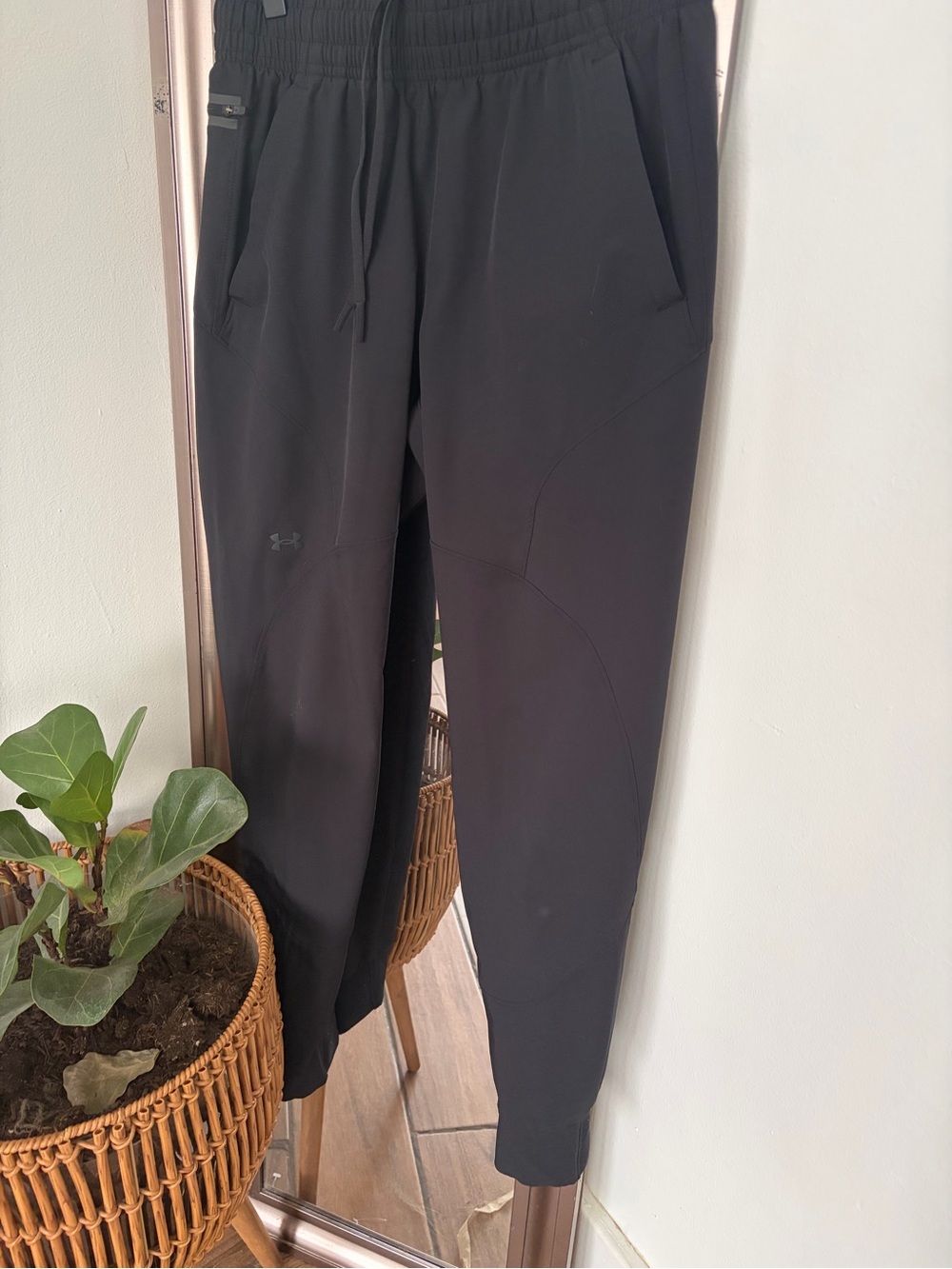 Under Armour Black Athletic Jogger Pants Approx - Small